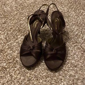 Open toe brown heels with a twisted knot on top